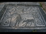 02073 ostia - regio ii - insula vii - piazzale delle corporazioni (ii,vii,4) - station 57 - im hintergrund - artemis mit einem hirsch - 2013.jpg